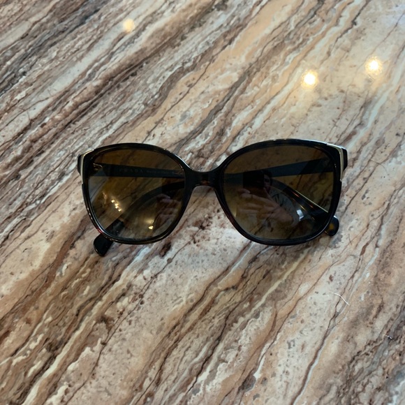 Chic Prada Sunglasses - Picture 4 of 4